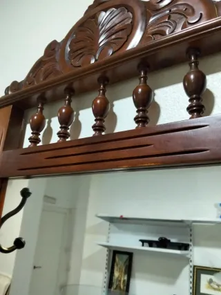 Entrada con espejo y colgadores