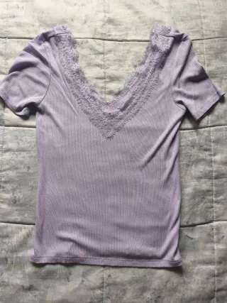 Camiseta Morada Manga Corta con Encaje