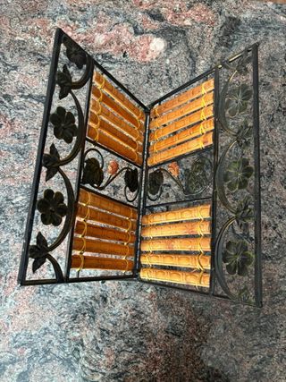 Revistero de metal y bambú