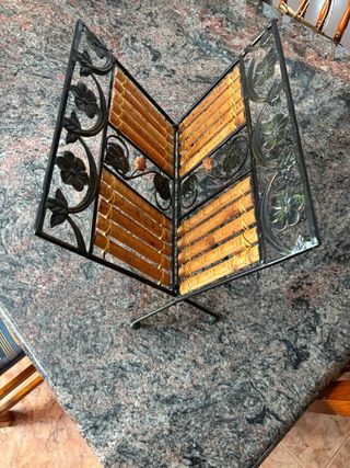 Revistero de metal y bambú