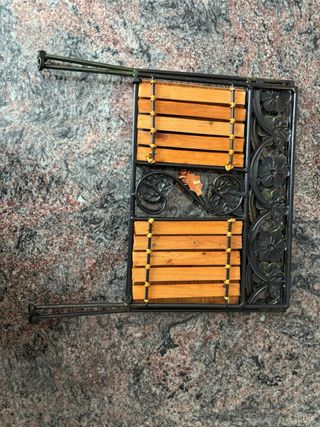 Revistero de metal y bambú