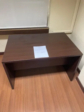 Mesa de despacho marrón