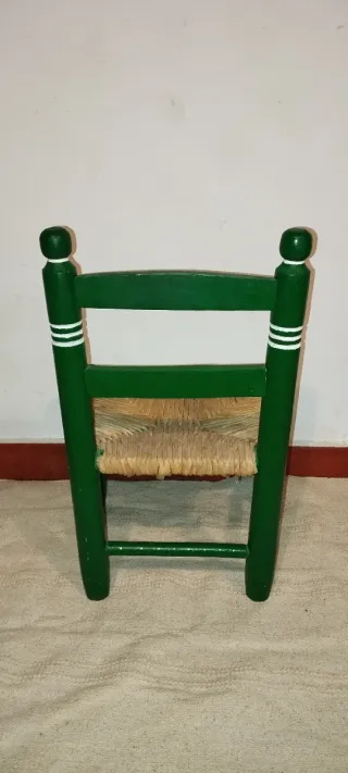 Silla infantil de madera y yute