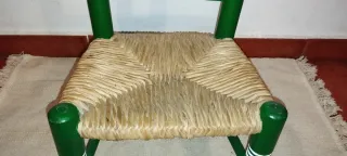 Silla infantil de madera y yute