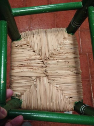 Silla infantil de madera y yute
