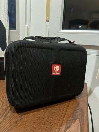 Nintendo Switch con funda para transporte