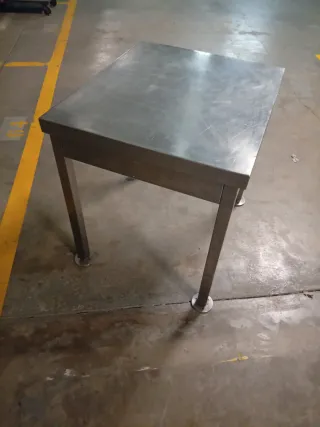 Mesa de trabajo industrial metálica