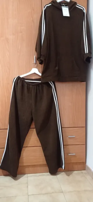 Conjunto deportivo marrón