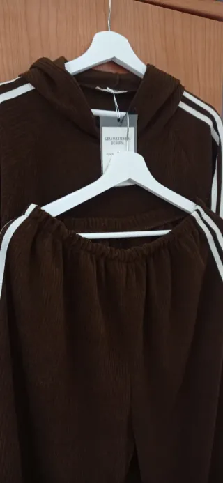 Conjunto deportivo marrón