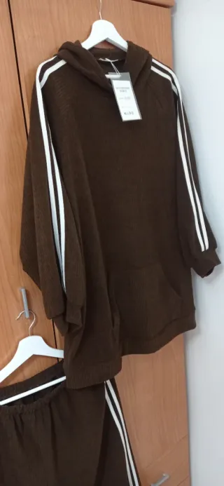 Conjunto deportivo marrón