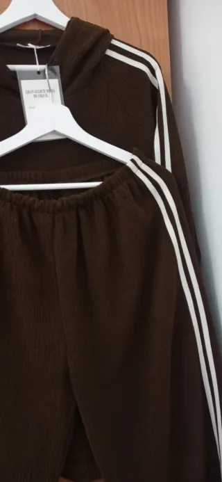 Conjunto deportivo marrón