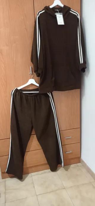 Conjunto deportivo marrón