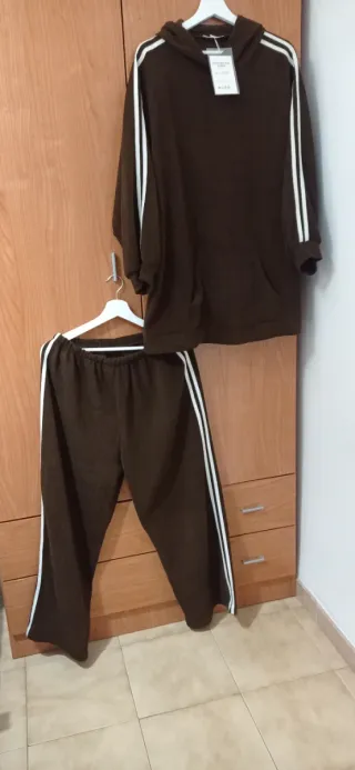 Conjunto deportivo marrón