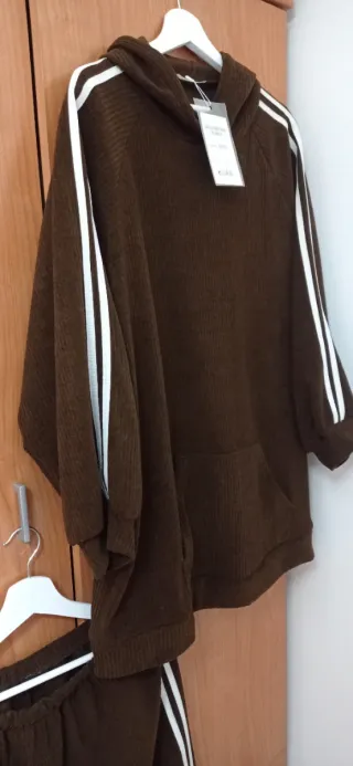 Conjunto deportivo marrón