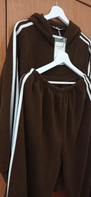 Conjunto deportivo marrón