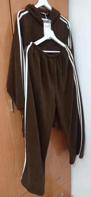 Conjunto deportivo marrón