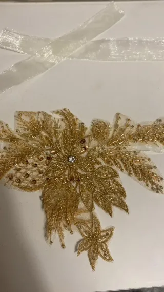 Choker Dorado y Blanco Adornado