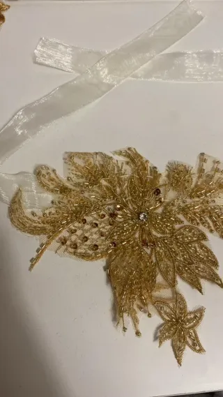 Choker Dorado y Blanco Adornado