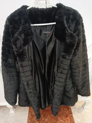 Abrigo de pelo negro