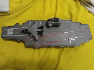Portaaviones de juguete estilo micromachines.