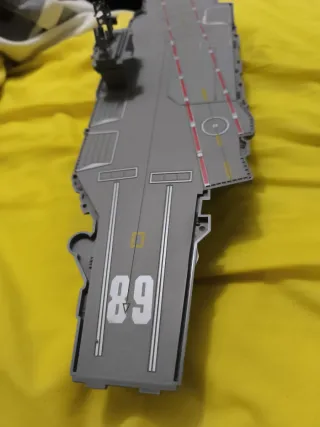 Portaaviones de juguete estilo micromachines.