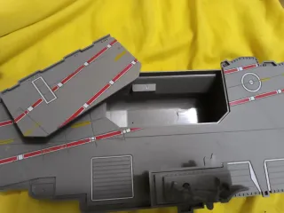 Portaaviones de juguete estilo micromachines.