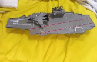 Portaaviones de juguete estilo micromachines.