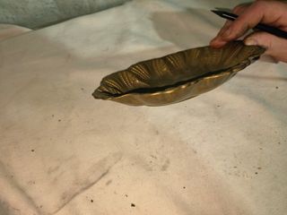 Bandeja antigua de latón con diseño floral