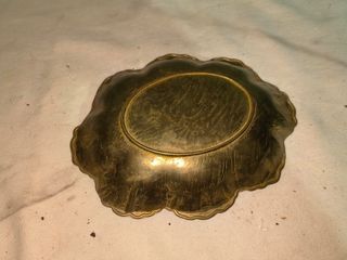 Bandeja antigua de latón con diseño floral