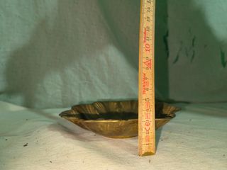 Bandeja antigua de latón con diseño floral