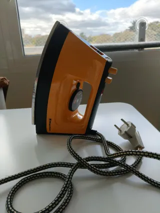 Plancha de ropa vintage naranja