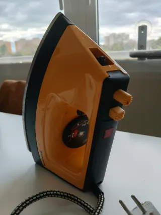 Plancha de ropa vintage naranja