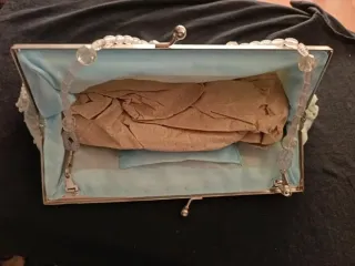 Bolso de noche blanco y plateado