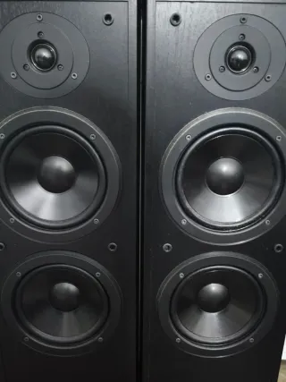 Amplificador y Altavoces Yamaha Negros