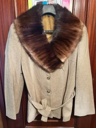 Abrigo señora beige con cuello de pelo