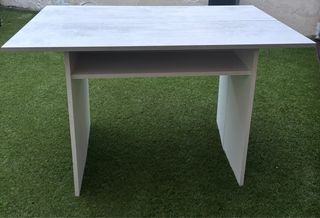 Mesa extensible de madera cocina gris y blanca