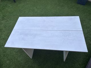 Mesa extensible de madera cocina gris y blanca