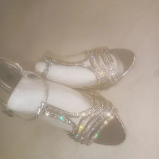 Zapatos de fiesta plateados con pedrería