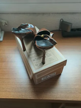 Zapatos de tacón marrones