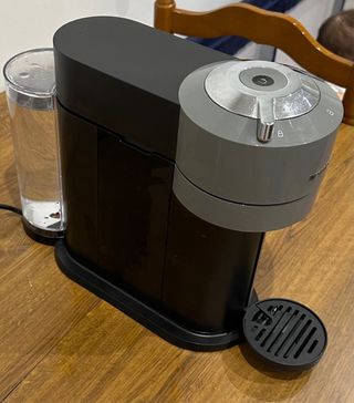 Cafetera Nespresso Vertuo Gris