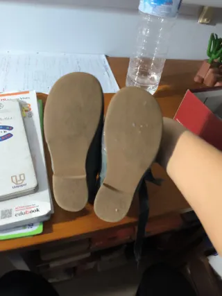 Zapatos unisex grises talla 28