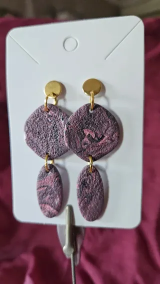 Pendientes largos morados y dorados