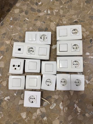 Lote Enchufes, Interruptores y Embellecedores.