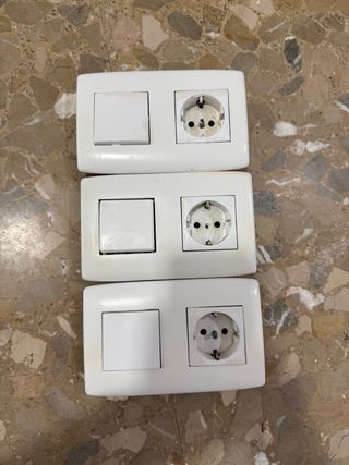 Lote Enchufes, Interruptores y Embellecedores.