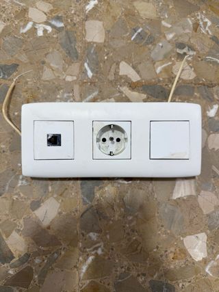 Lote Enchufes, Interruptores y Embellecedores.