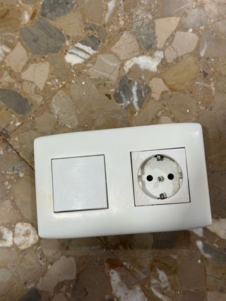 Lote Enchufes, Interruptores y Embellecedores.