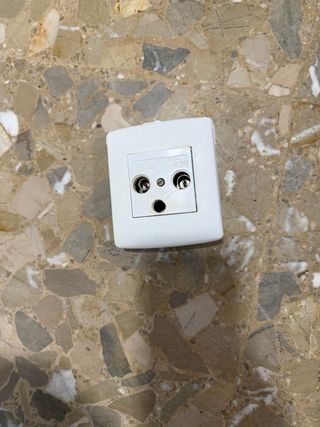 Lote Enchufes, Interruptores y Embellecedores.