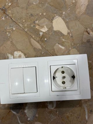 Lote Enchufes, Interruptores y Embellecedores.