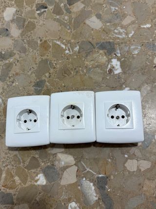 Lote Enchufes, Interruptores y Embellecedores.