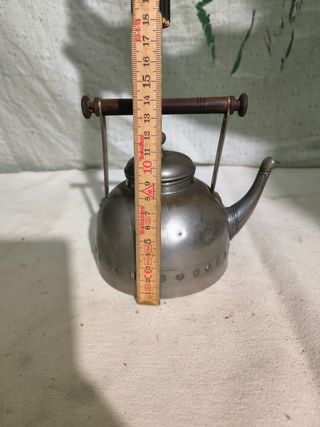 Tetera antigua de metal con asa de madera
